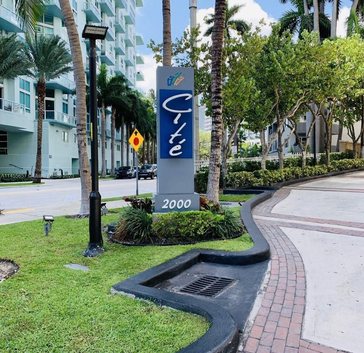 Beautiful split 2 bed./2 bath. across street from Bayfront Park. Close to Edgewater, Art District, Downton, Brickell and Miami Beach. Open kitchen with granite countertops, dinning area, living room, master bedroom has 2 closets. Second bedroom with walking closet. Wood floors. One bedroom with carpet. Front desk, valet and security 24 hours. Unit has 2 parking spaces. Renter's Insurance required.
