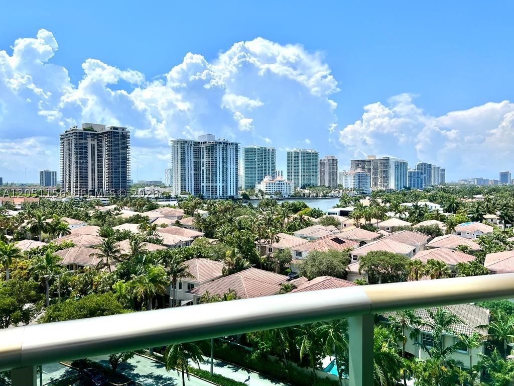 . Bright layout with a private balcony, just steps from the beach, restaurants, shopping, and parks. The building has pool, gym, tennis courts, 24-hour security, valet parking, and on-site management. Perfect as a primary residence or investment