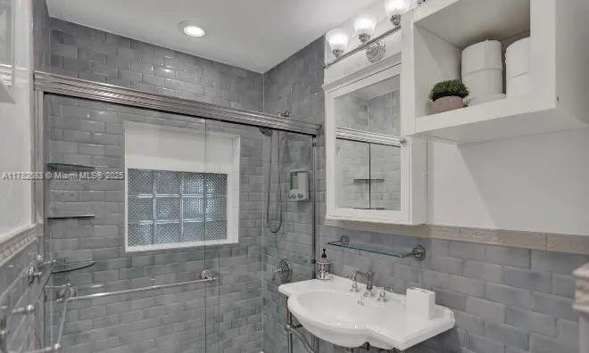 HOLLYWOOD LAKES SECTION - Residential Lease