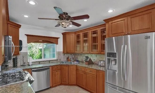 HOLLYWOOD LAKES SECTION - Residential Lease