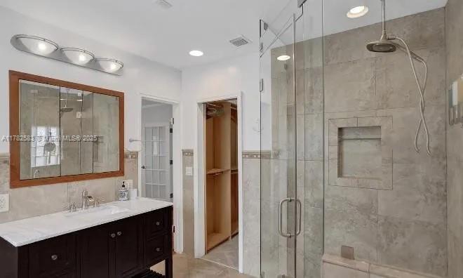 HOLLYWOOD LAKES SECTION - Residential Lease
