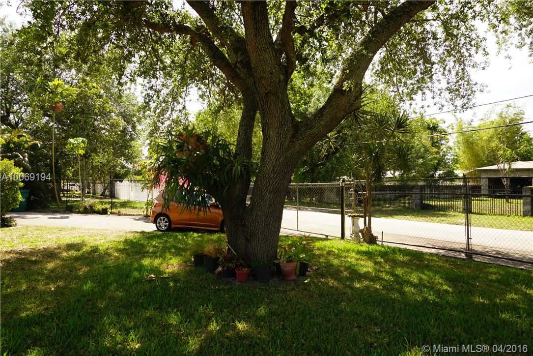 Cozy home, 2 bedrooms & 1 bathroom. You can use the yard at the front of the house.  The owner will keep under his name the services (FPL, Water, Cable, Internet, Cleaning Septic) and split them with tenant. Freshly painted.  One of the members of the family is living in a separate side of the house.