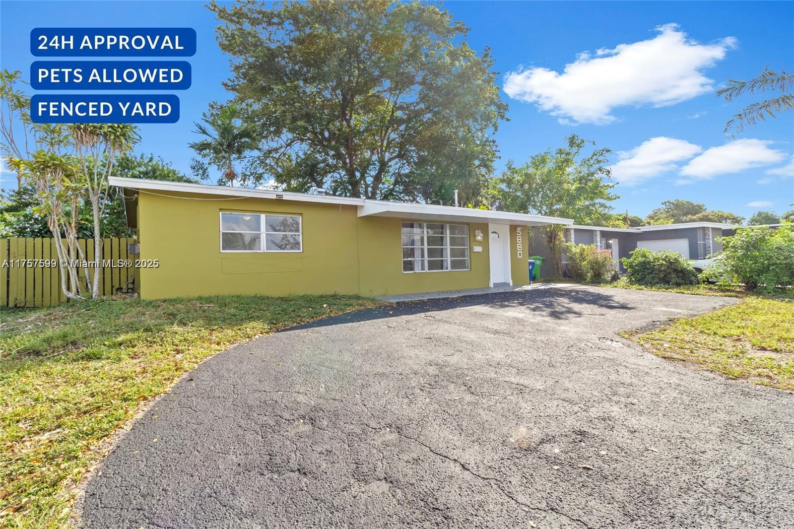 Stunning single-family home with a spacious backyard, near shopping, the turnpike, and great schools. Fully fenced yard. Centrally located. No HOA. 24-hour approval. Ready to move-in, 24h approval.