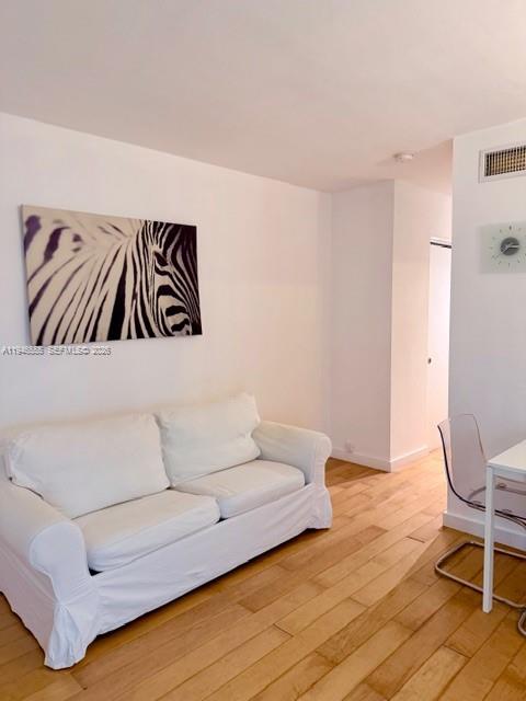 Super well maintained junior 1 bedroom in the heart of SOBE.
New laminated floor.
Freshly painted.
SS Appliances.
Steps from the beach.
Unit is also listed for rent