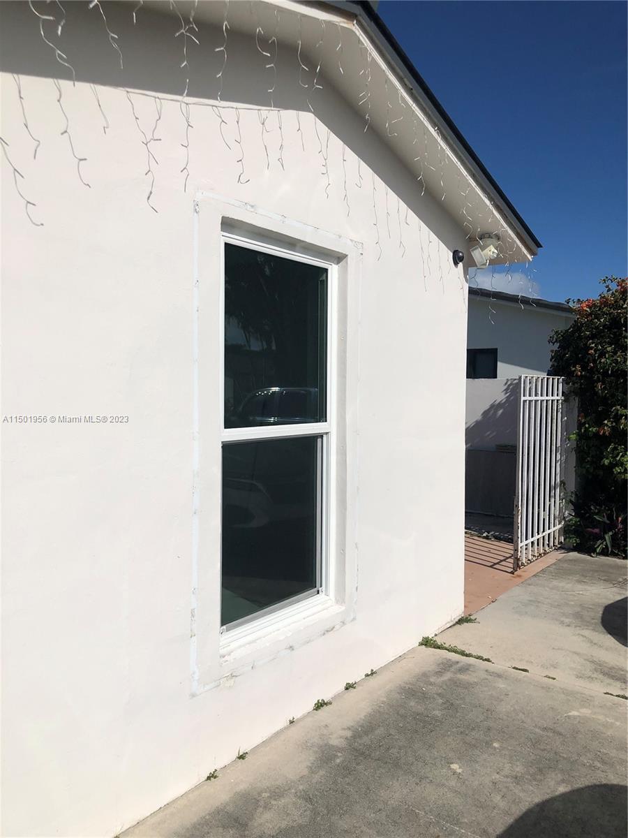 Great Fully Remodeled Studio In The Heart Of Westchester. Partially Furnished Big TV, Side Table & Full Size Bed. Move In Ready. Centrally Located Near, Schools, FIU, Dolphin Expressway & Florida Turnpike. Has Private Entrance With Parking & Is Fully Remodeled. Kitchen Area With Microwave, Kitchenette & Space For Stove Top Over Or Crock Pot.