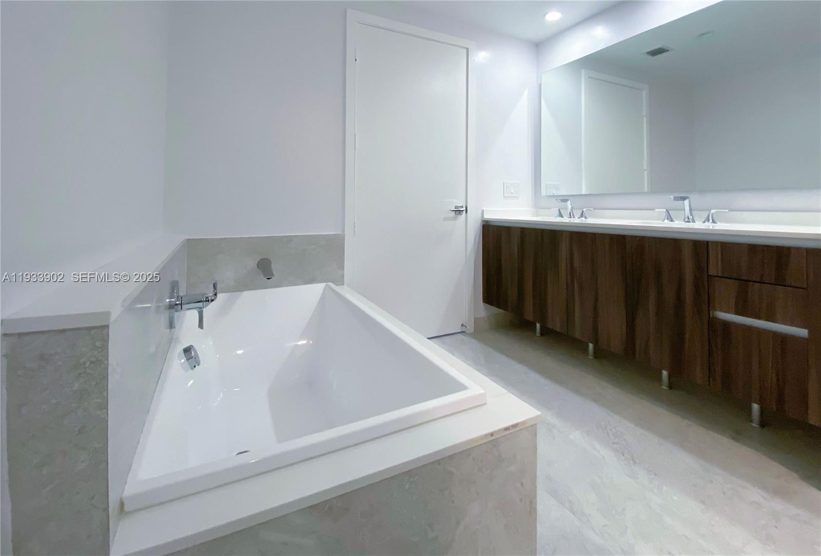 *ARIA ON THE BAY CONDO - Residential Lease