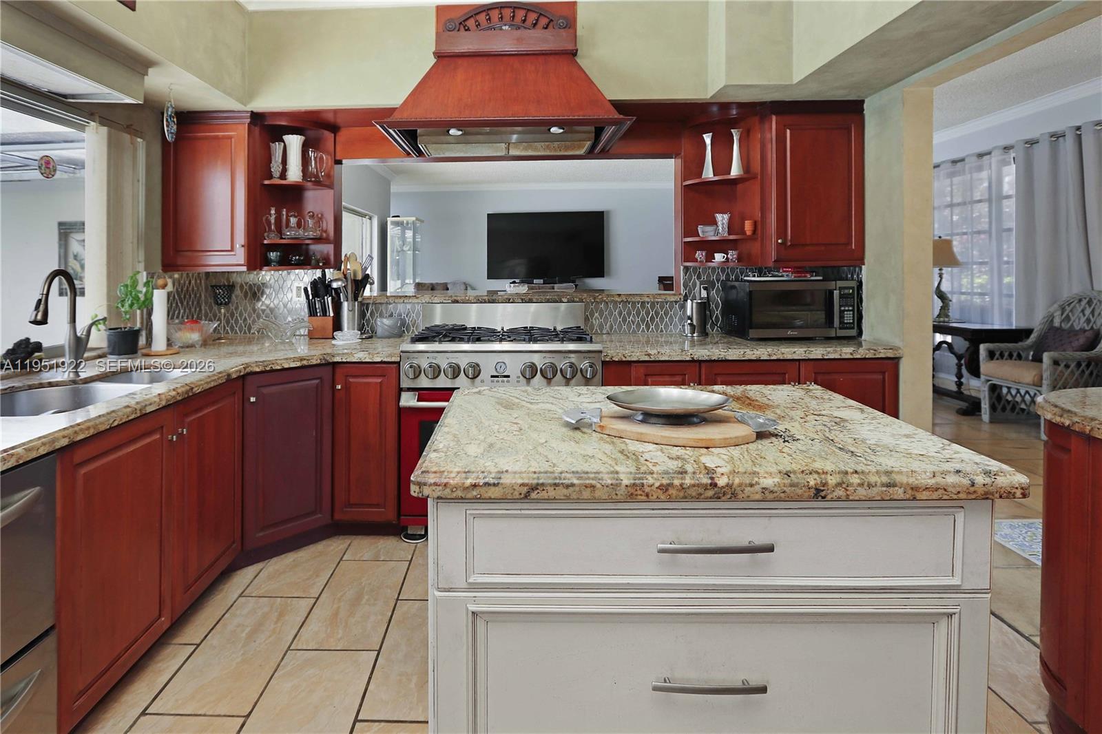 COUNTRY CLUB HOMES - Residential