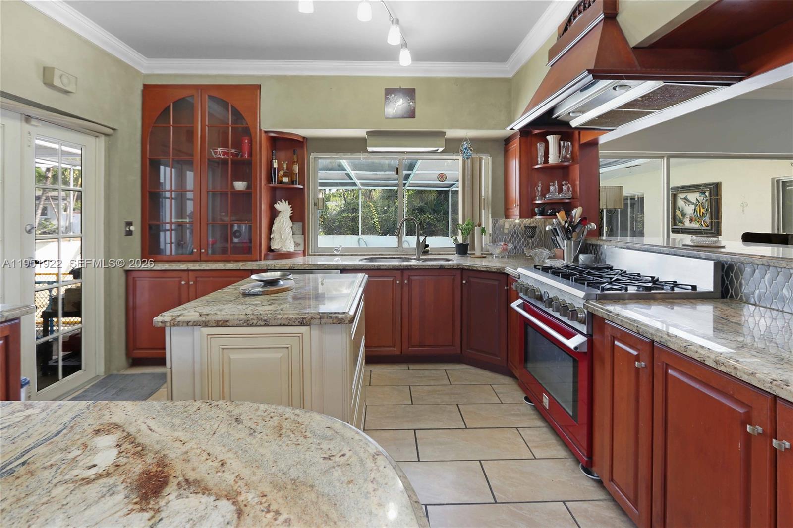 COUNTRY CLUB HOMES - Residential