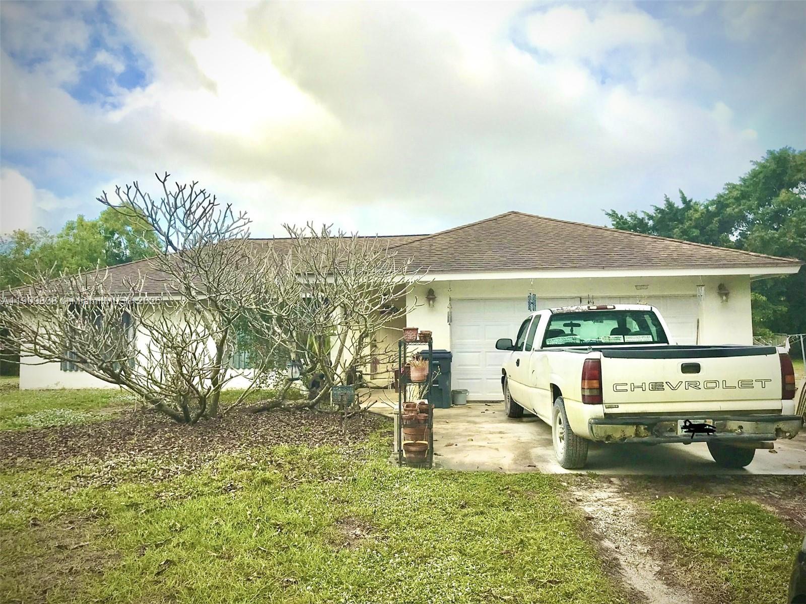 beautiful 3/2 single family home Country living in the heart of The Acreage. This lot sits high and dry with no ponds and plenty of space for a pool and more. This home features an open floor plan great for entertaining family and friends. Kitchen is open to dining and large family room. Property is conveniently close to parks, restaurants and Publix plaza nearby while still having that Country Living feel.