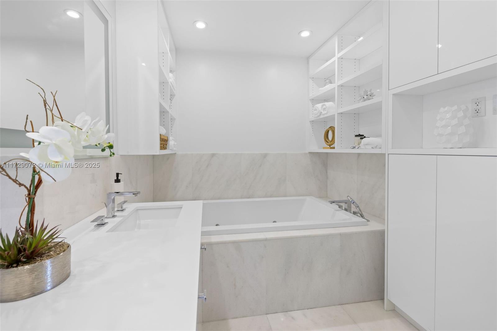 CONTINUUM ON SOUTH BEACH - Residential