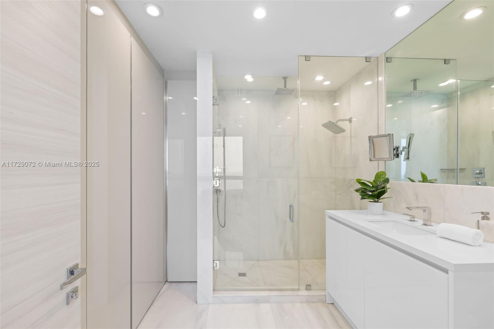 CONTINUUM ON SOUTH BEACH - Residential