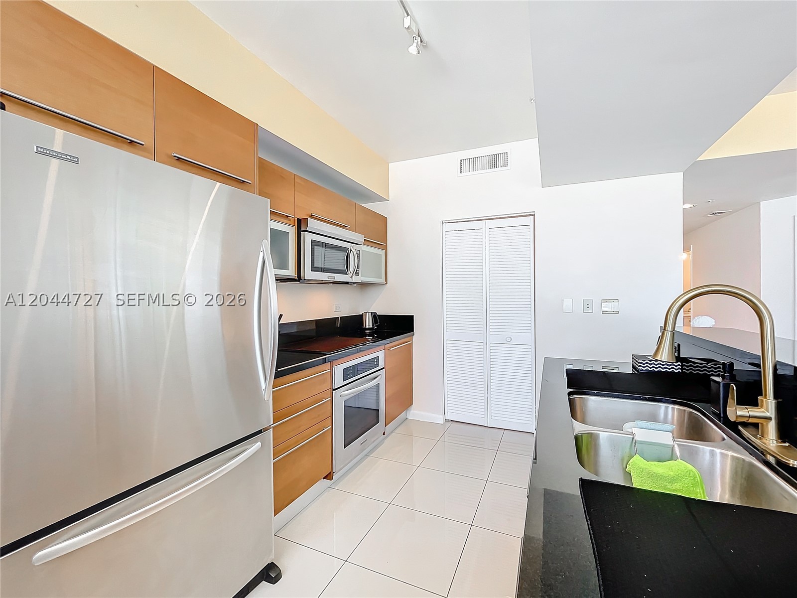 VIZCAYNE NORTH CONDO - Residential Lease