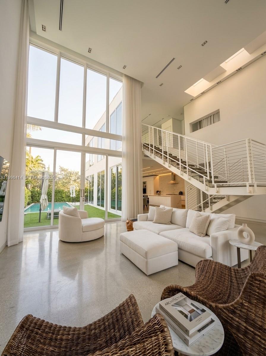 HOLLYWOOD LAKES SECTION - Residential