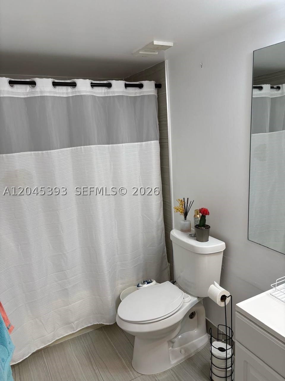 LAKE EMERALD CONDOMINIUM - Residential
