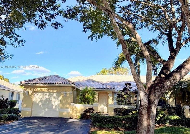 Highly desirable 3-bedroom de p, 2-bath + den property—an investment that allows you to enjoy resort-style amenities, including a clubhouse, pool, playgrounds, and scenic walking trails. Located in one of the top school zones in Weston, within the safe and beautiful community of The Ridges, it is the perfect place to call home. EA unique opportunity to enjoy today while investing in your future.