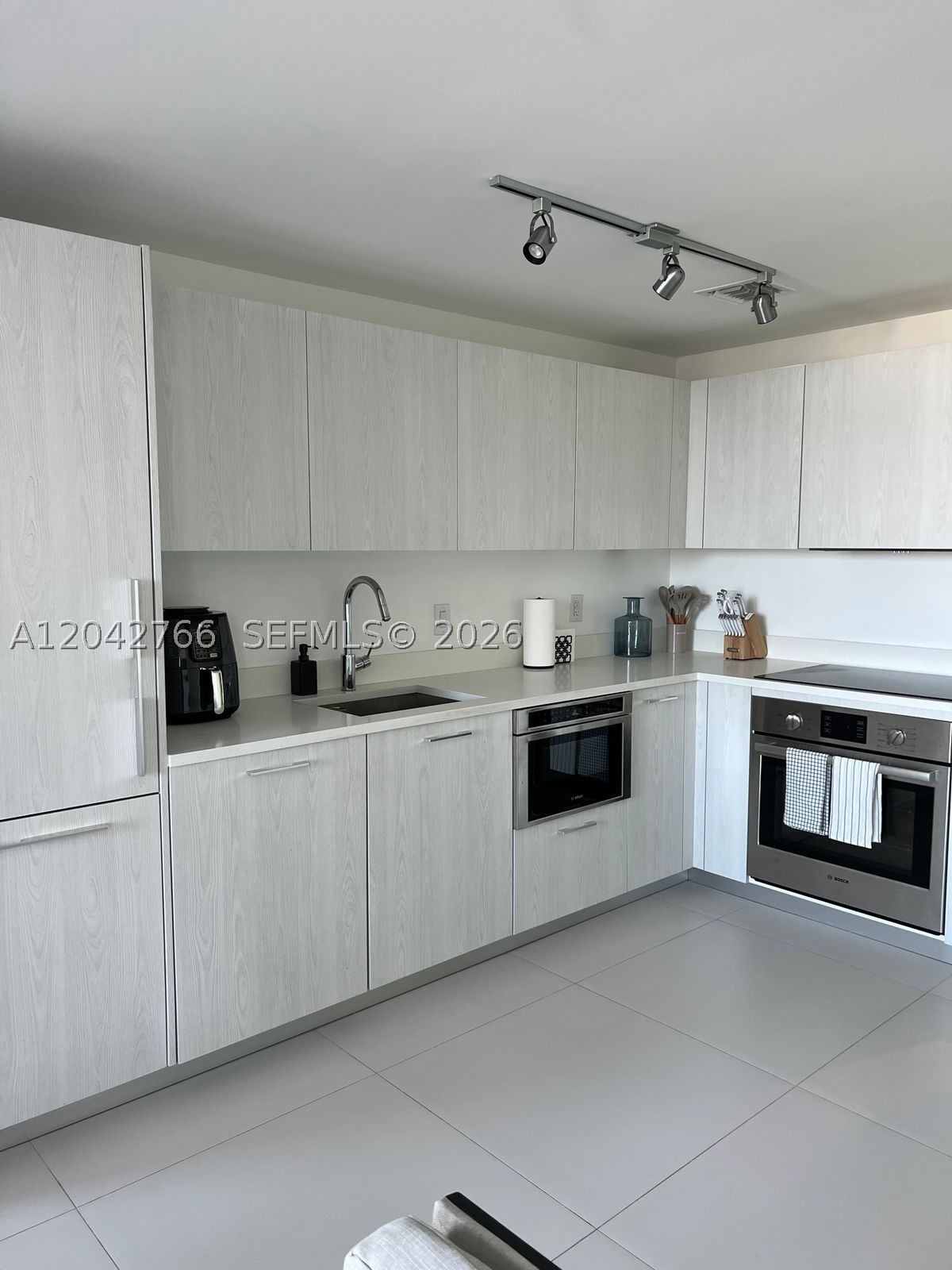 PARAISO BAYVIEWS CONDO - Residential Lease