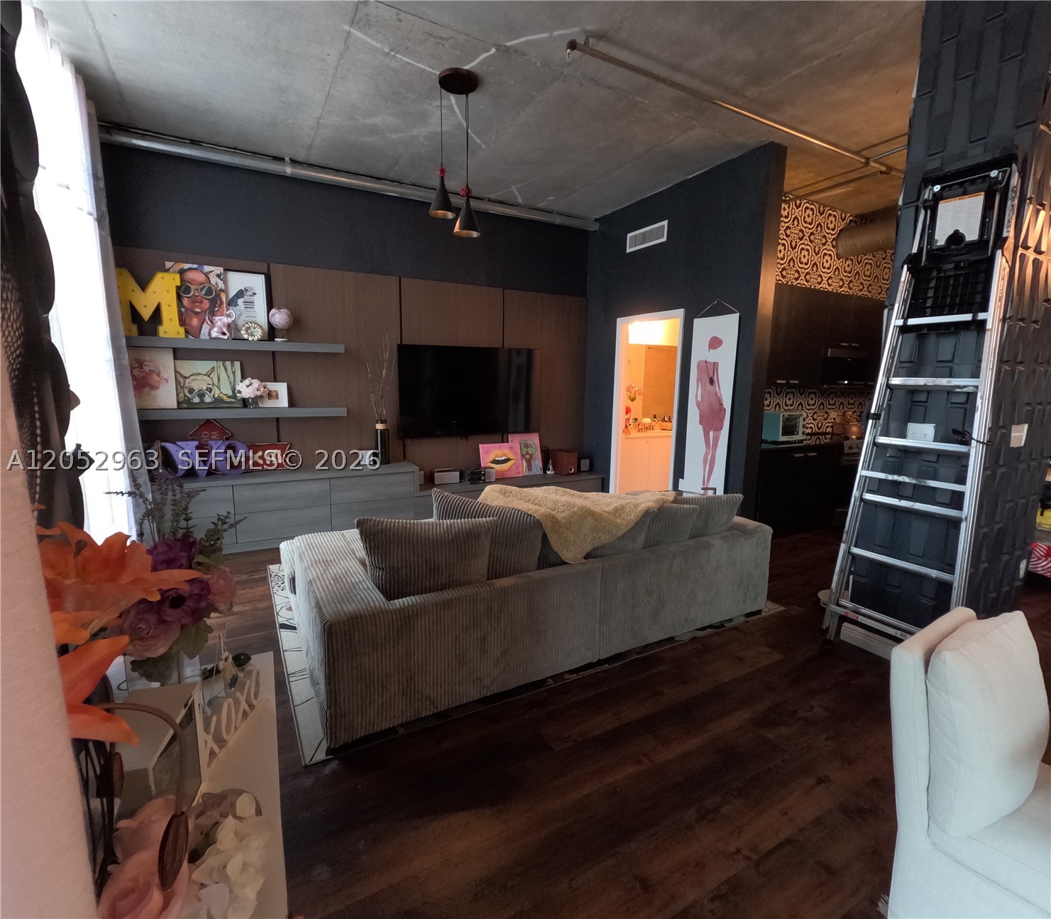 LOFTS AT HOLLYWOOD STATIO - Residential Lease
