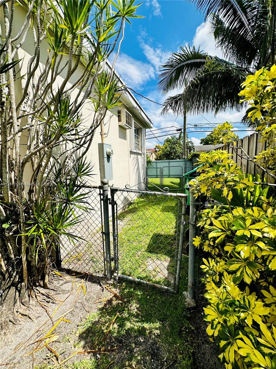 CORAL WAY VILLAGE SEC A P - Residential Lease