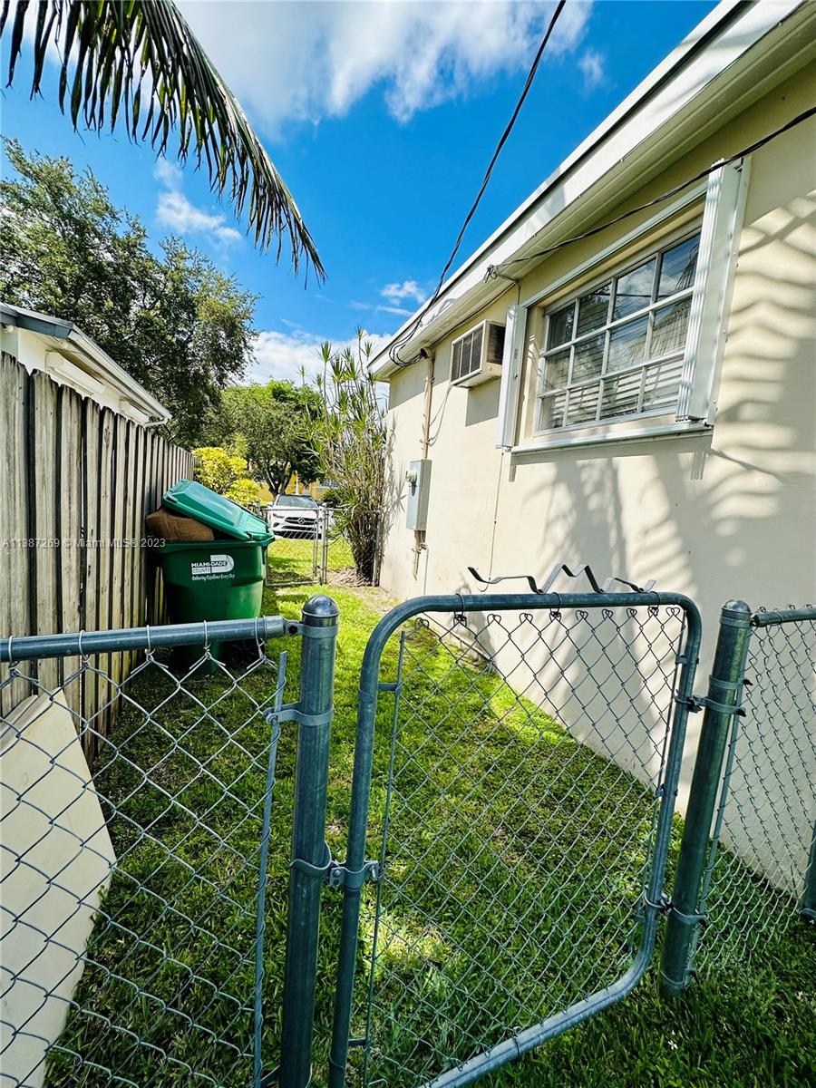 CORAL WAY VILLAGE SEC A P - Residential Lease