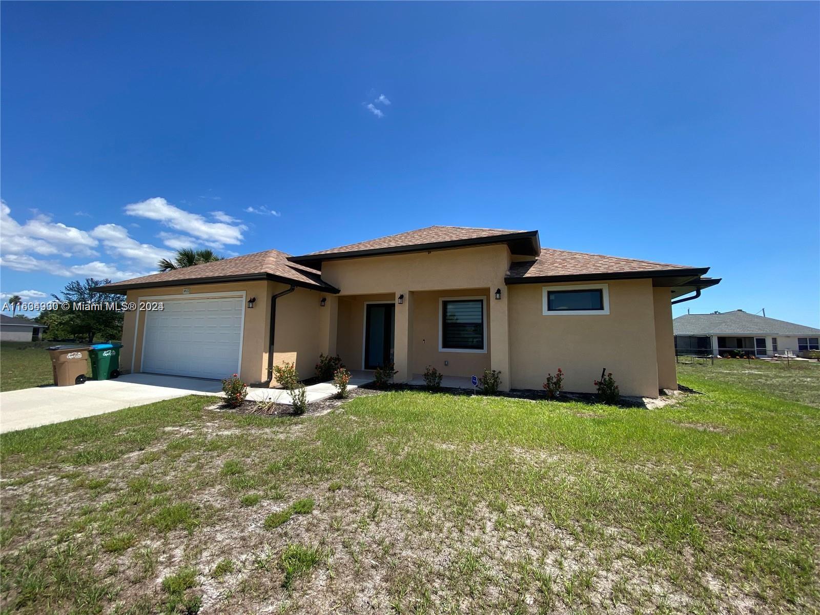 If you are looking for a house to stay, enjoy and relax, stop searching for, you already arrived. Close to commercial centers, shops, and restaurants, also has easy and convenient access. Beautiful and quiet neighborhood. Two-car garage and a huge master bedroom with a wonderful bath are one of the main attractive features without saying the competitive rent price. Do not wait, just call, don't be last.