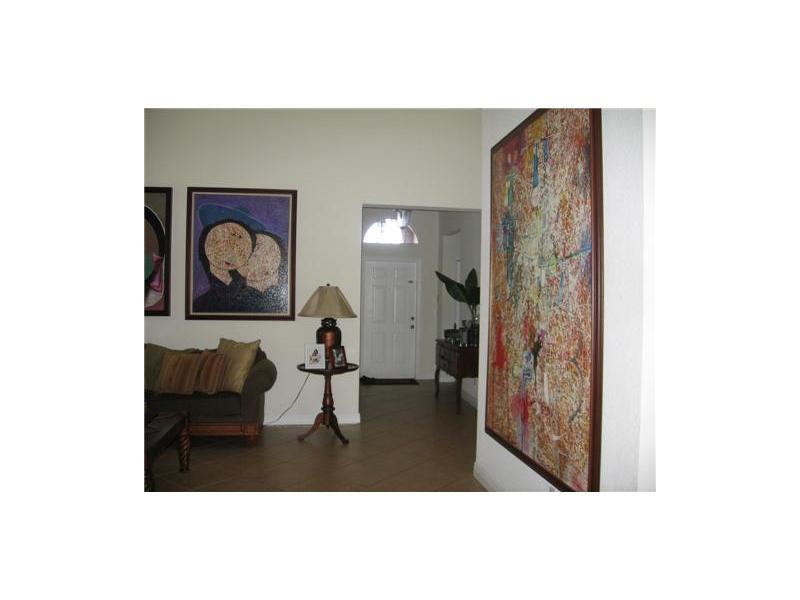 ESCADA 174-84 B - Residential Lease