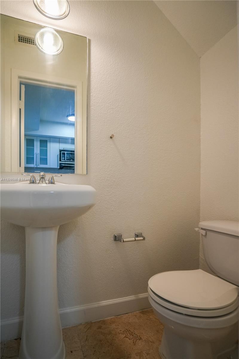 BAYVIEW TOWNHOMES CONDO - Residential Lease