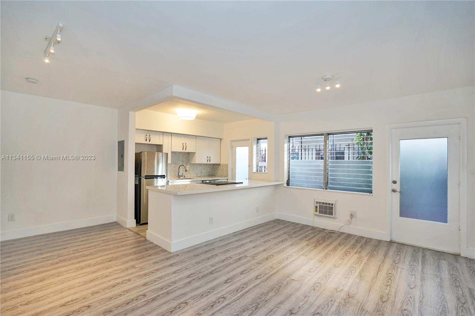 719 EUCLID APTS CONDOMINI - Residential Lease