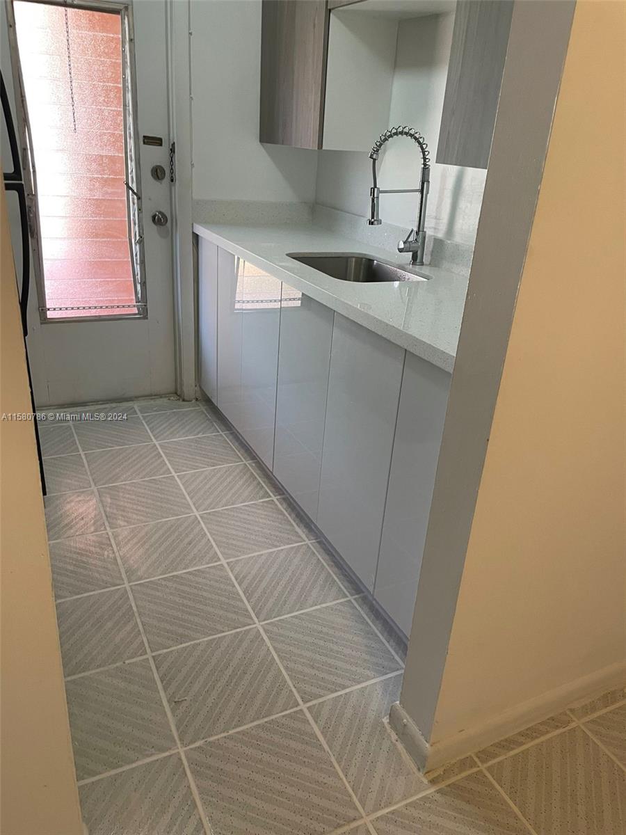 very nice 1 bed 1 bath in Hollywood, small condo only 16units, quiet place very good location , ready to move in, totally painted, new kitchen, new cabinets, granite countertop