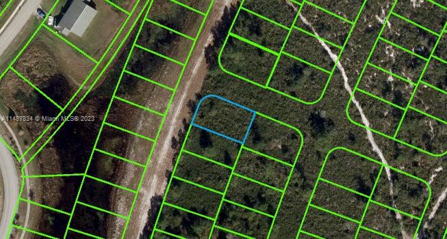 TRIPLEX OR DUPLEX LOT!!! OWNER WILL FINANCE!!! 5 K DOWN 473.25 A MONTH FOR 60 MONTHS AT 7% INTREST. Sun N Lakes community, a perfect place to build your dream home in which to raise your kids or retire. The Sun N Lakes community offers 2 18-Hole championship golf courses, restaurant, clubhouse, gym, playground, community pool, splash pad, community center, fitness center, pickle ball, and tennis. Sebring is centrally located 1.5 hours from Disney, 1.5 hours from Tampa and 1.45 hours from Ana Maria Island Beaches. Located close to Advent health and Sun N Lake Elementary. Lots are going quickly! Come check it out today!