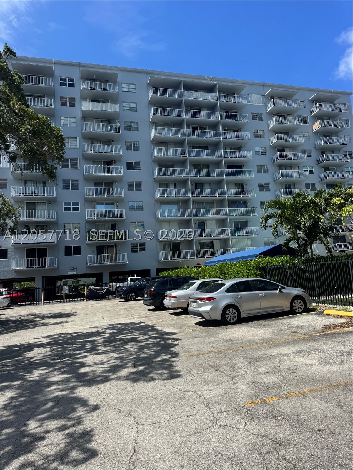 THREE HORIZONS SOUTH COND - Residential