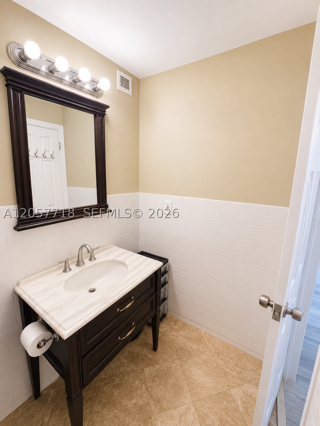 THREE HORIZONS SOUTH COND - Residential