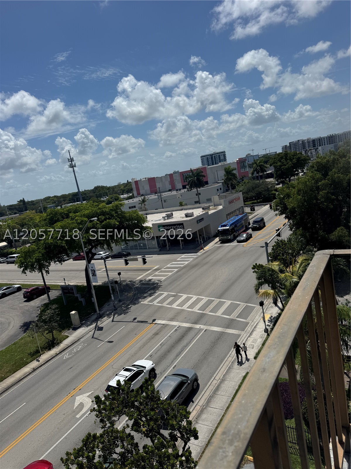 THREE HORIZONS SOUTH COND - Residential