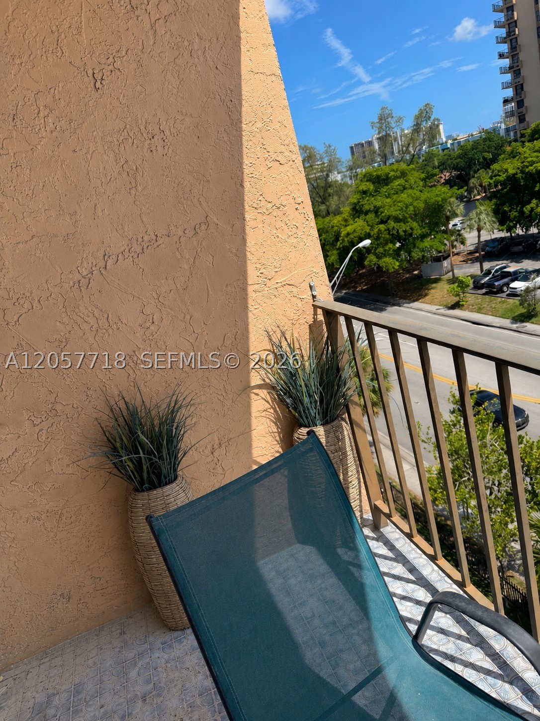 THREE HORIZONS SOUTH COND - Residential