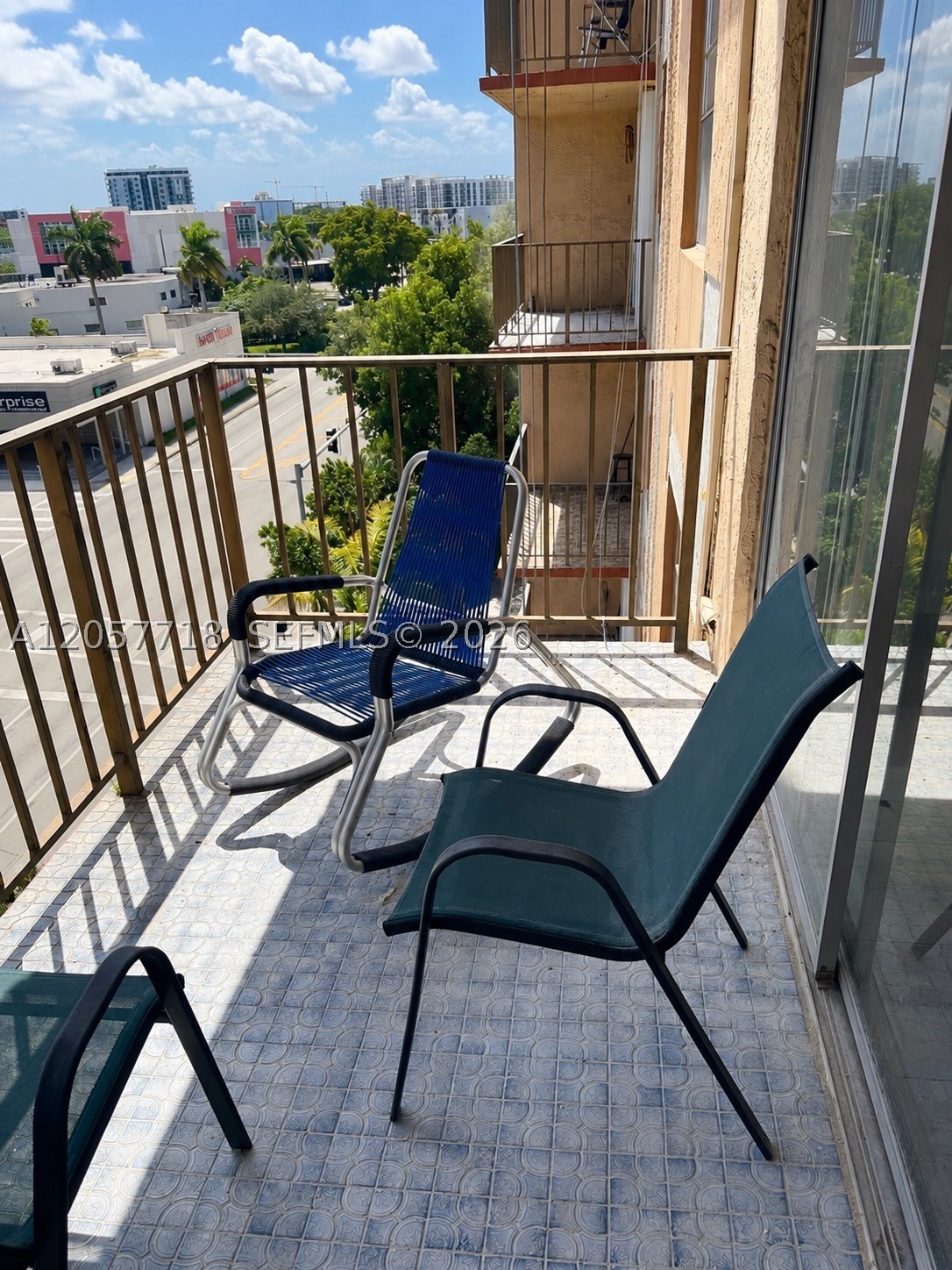 THREE HORIZONS SOUTH COND - Residential