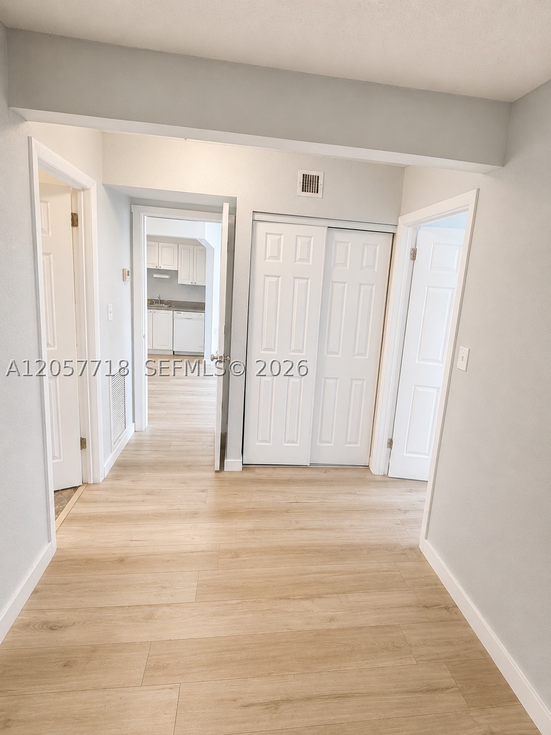 THREE HORIZONS SOUTH COND - Residential