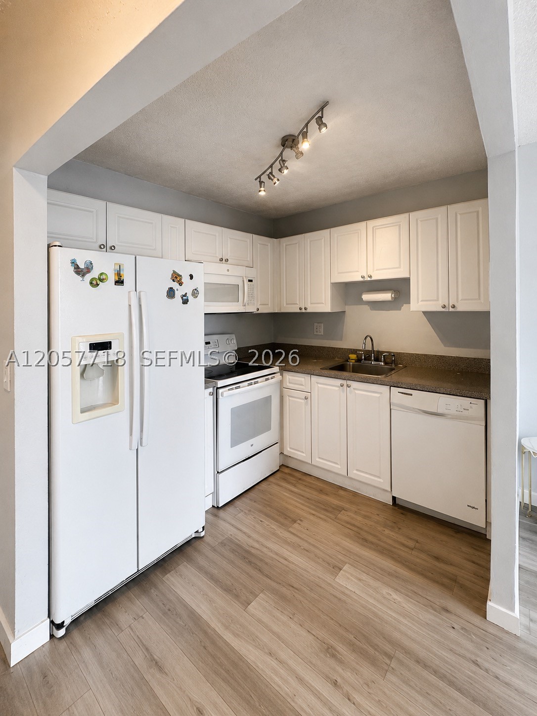 THREE HORIZONS SOUTH COND - Residential