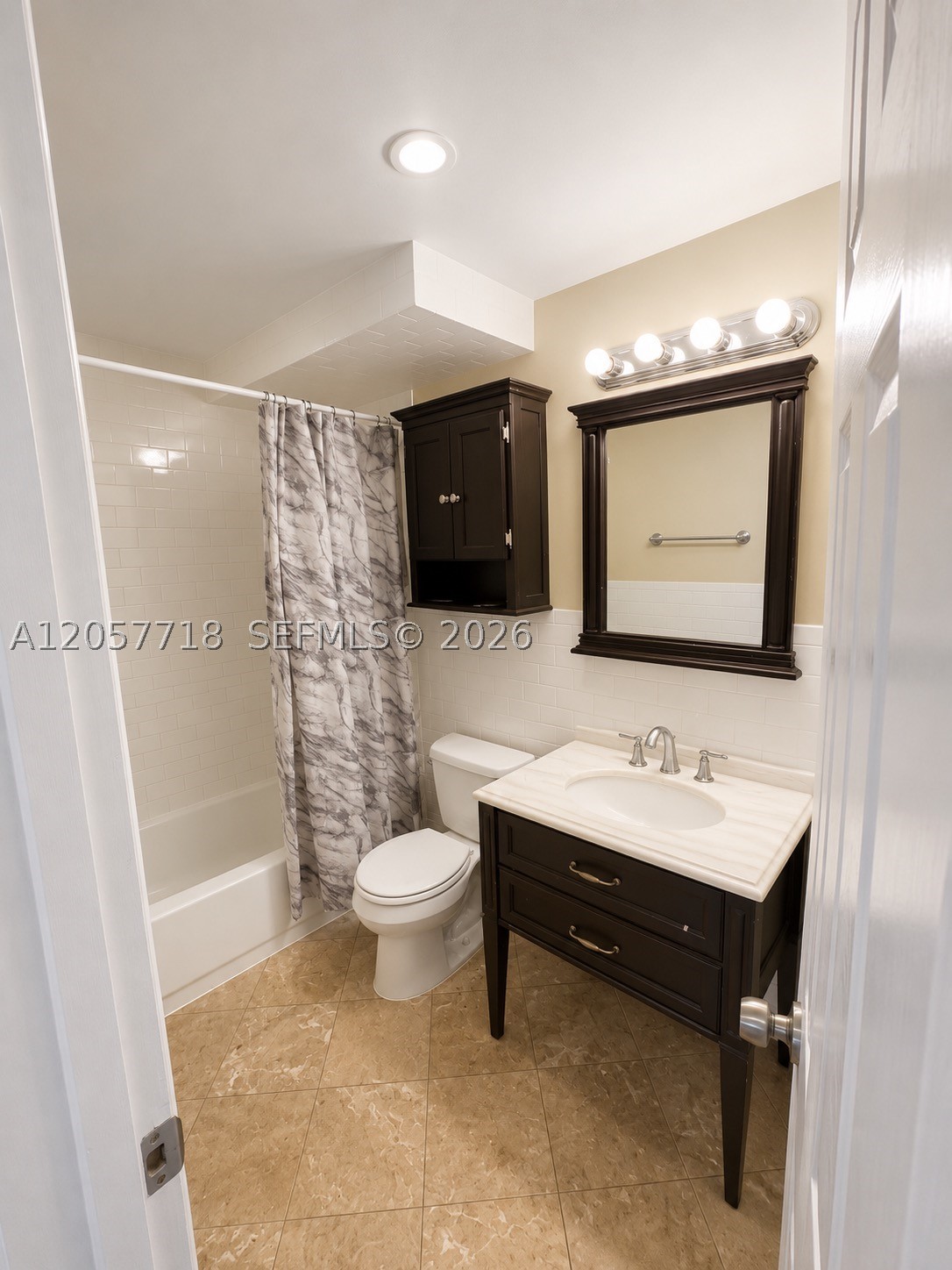 THREE HORIZONS SOUTH COND - Residential