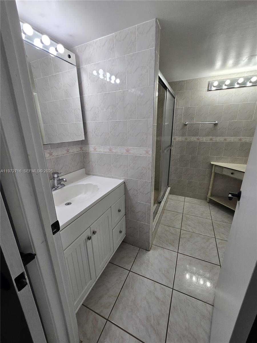 PENINSULA AT INTL GARDENS - Residential Lease