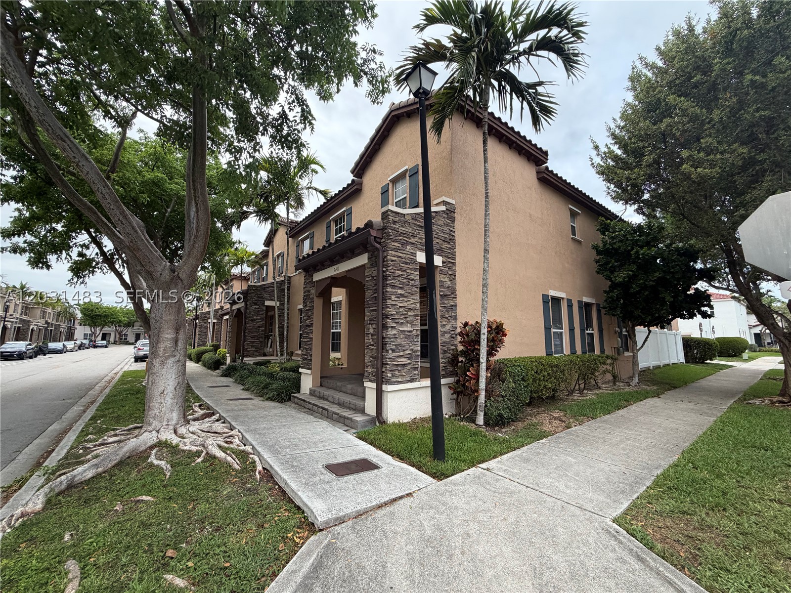 KENDALL COMMONS TOWNHOMES - Residential