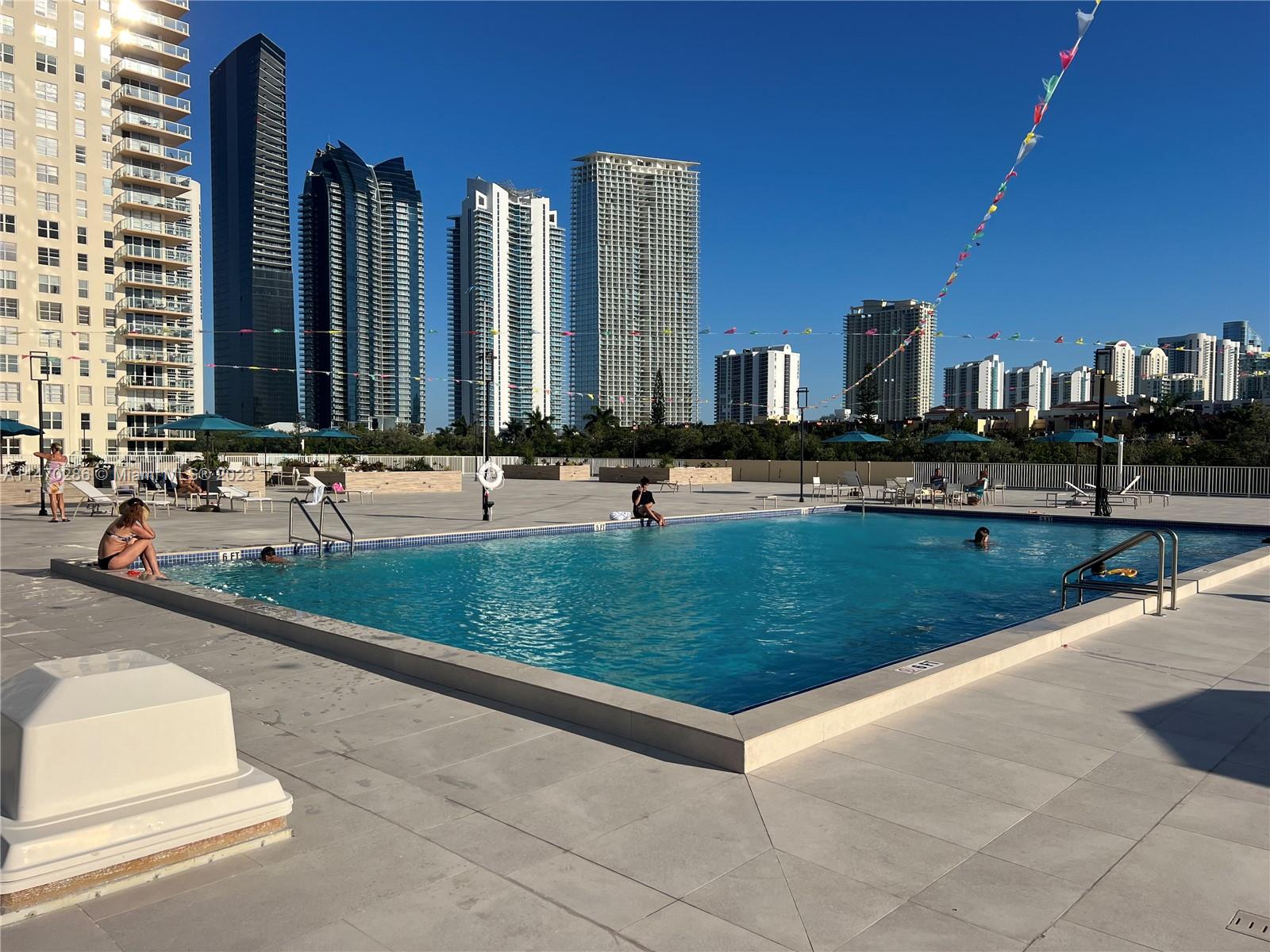 WINSTON TOWER 300 CONDO - Residential