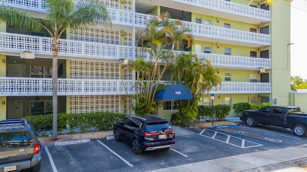 SANTA MONICA CONDOMINIUM - Residential