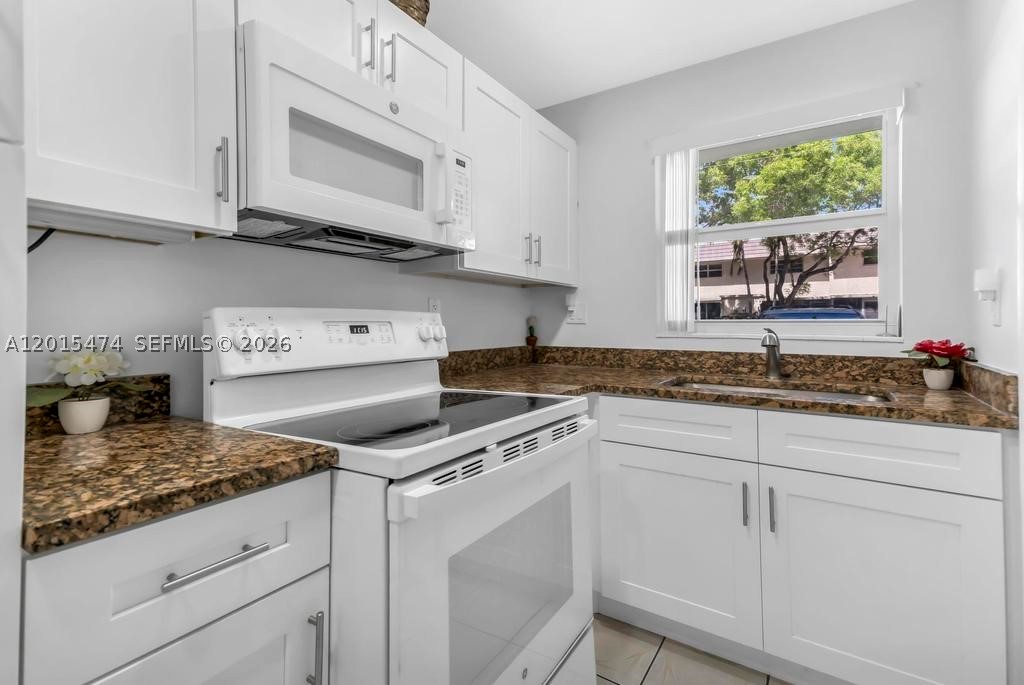 SANTA MONICA CONDOMINIUM - Residential