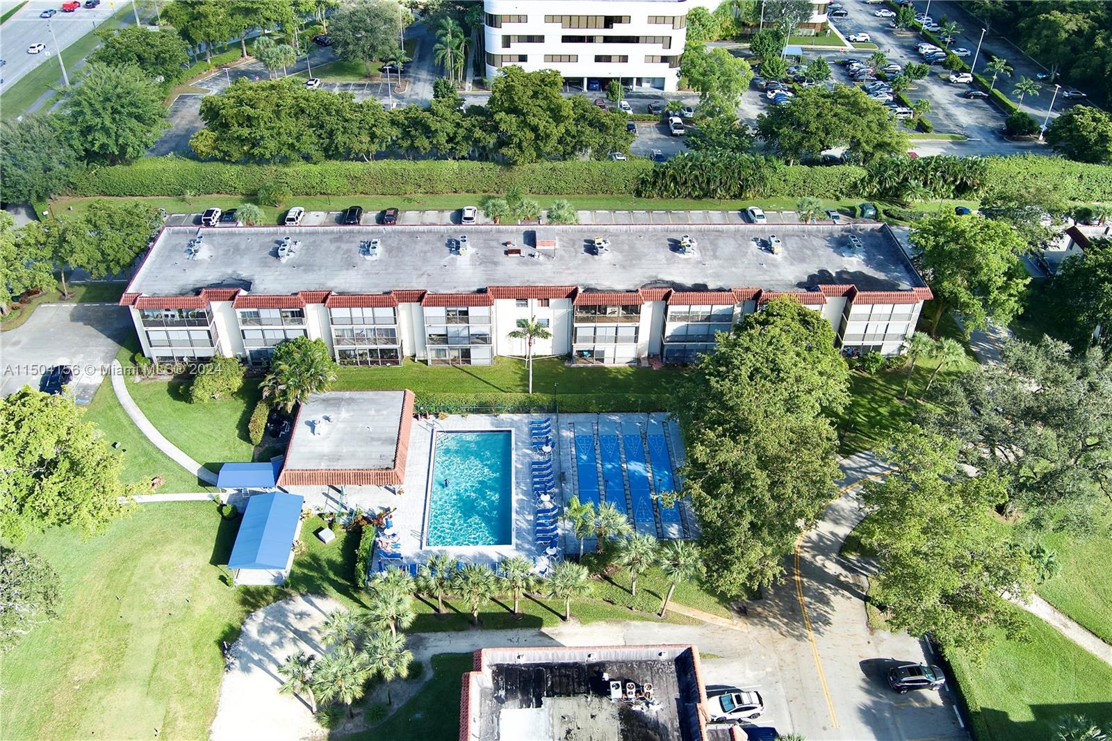 HOLLYBROOK GOLF AND - Residential