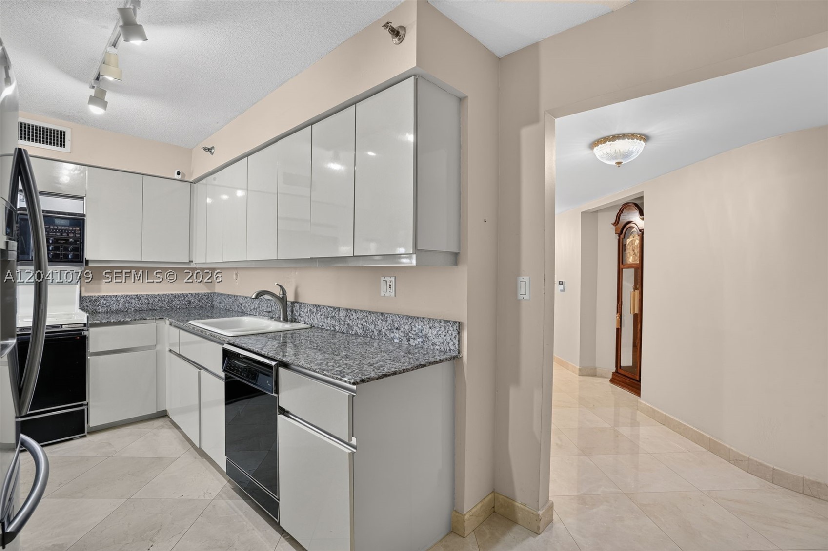LEXCELLENCE CONDO - Residential