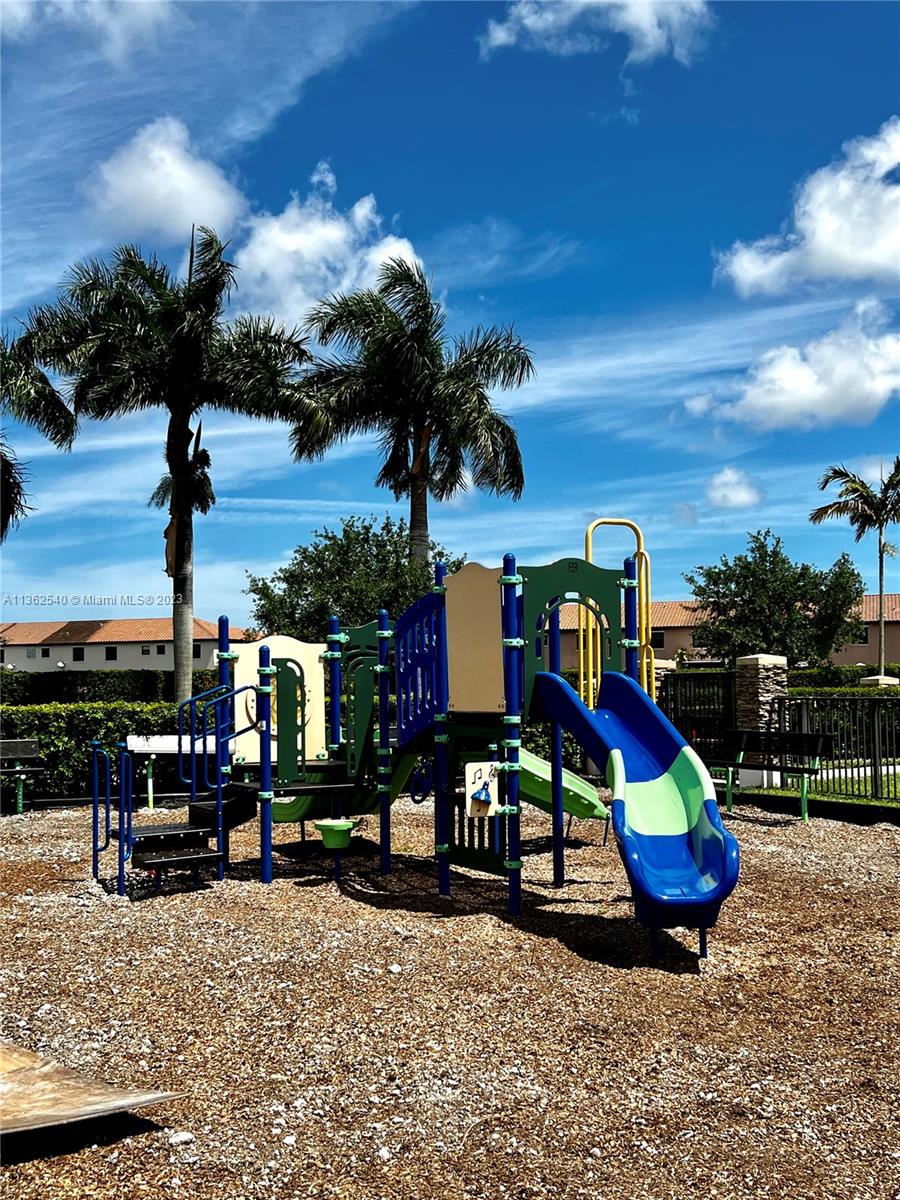 BAYWINDS OF GALAPAGOS FIR - Residential