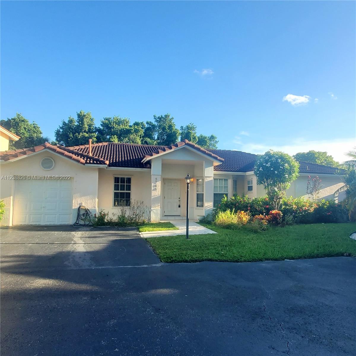 PATIO HOMES OF DORAL PINE - Residential