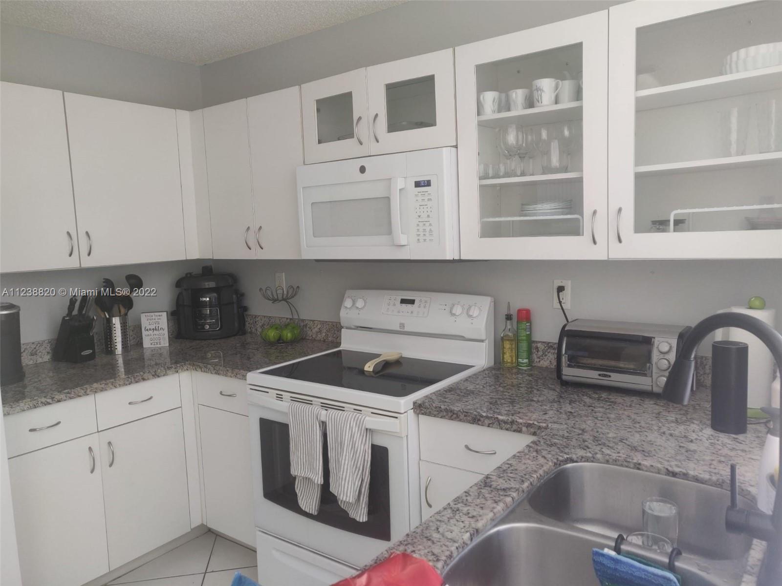 PATIO HOMES OF DORAL PINE - Residential