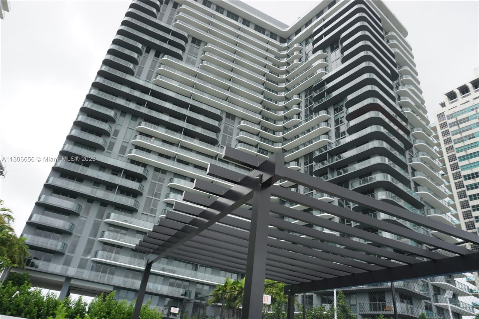 Incredible views of the water and the city from this 1 bedroom apartment plus the large studio, Hyde Midtown is located steps from Wynwood, Buena Vista and the Design District. The most desirable views in the building. Owner motivated to find a tenant for immediate occupancy. Unit comes with ItalKraft kitchens, new appliances, amenities such as pool deck restaurant, tennis court, spa, gym with spin studio, movie theater and much more.