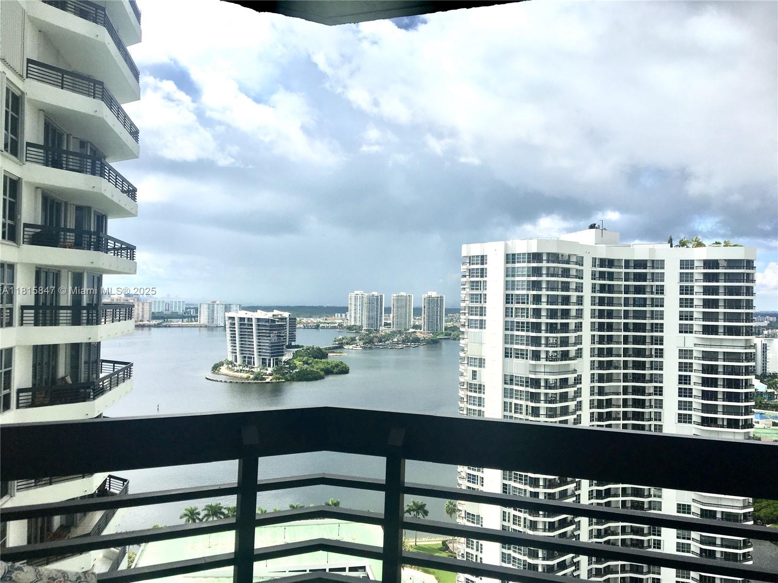 **SEASONAL RENT** Beautiful views in this condo in a 31st floor, look the bay and the golf course, rent this condo with 3 bedrooms and 2 bathrooms, totally furnished, with washer and dryer inside the unit.
clay tennis courts, marina, pool, party room, gym.. Come visit this one.
Rent 6 to 8 months.