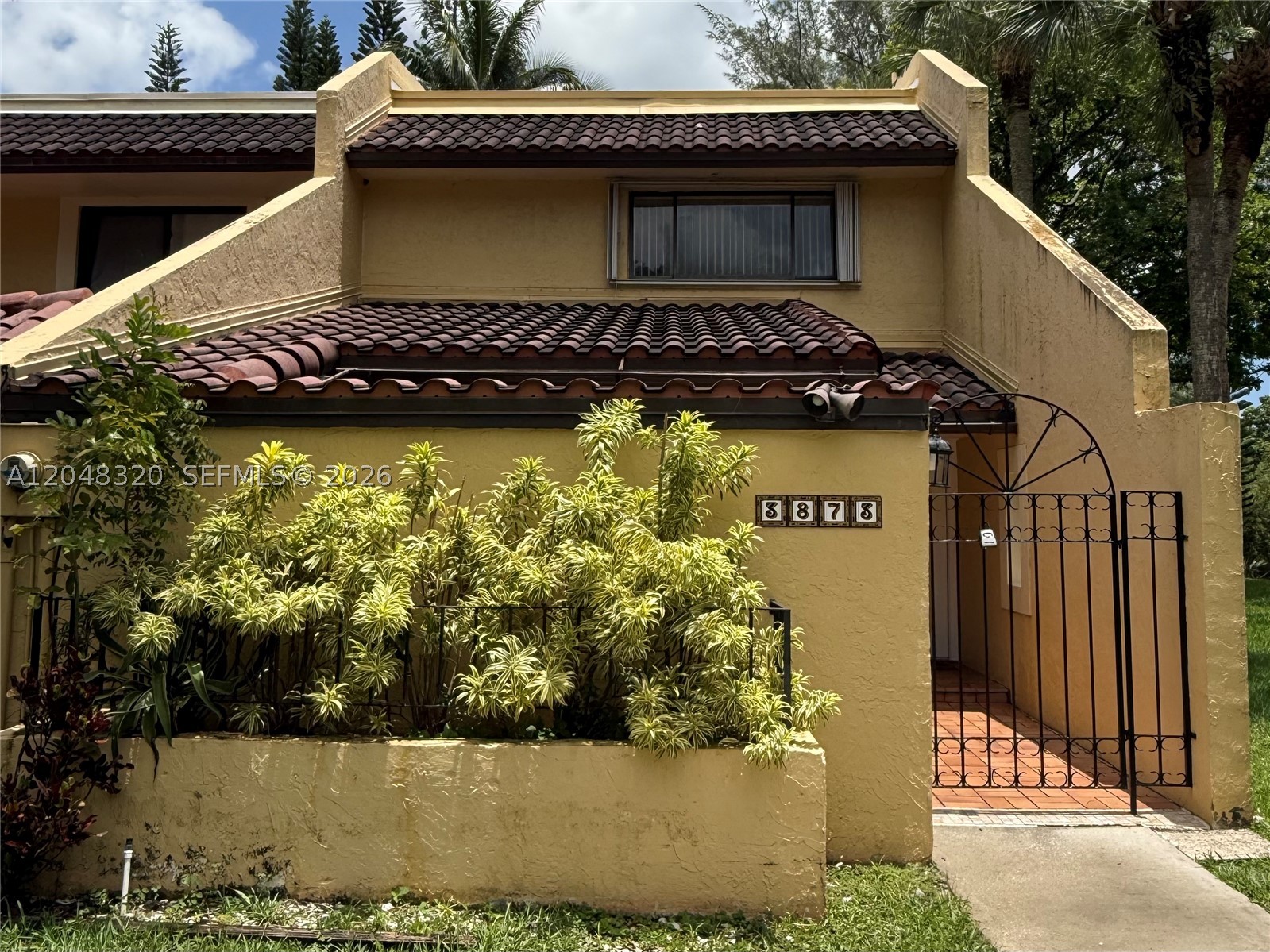 Immaculate 2 story house part of Costa del Sol Condominium. Fresh painted, new vinyl floors, new bathrooms cabinet. Extra light as it is a corner house and has 2 extra windows on living room. Spacious patio facing golf course and small lake. Community with 24 hours security guard. Pool, tennis court, golf course, basketball court. Easy to show. Call or email listing agent.